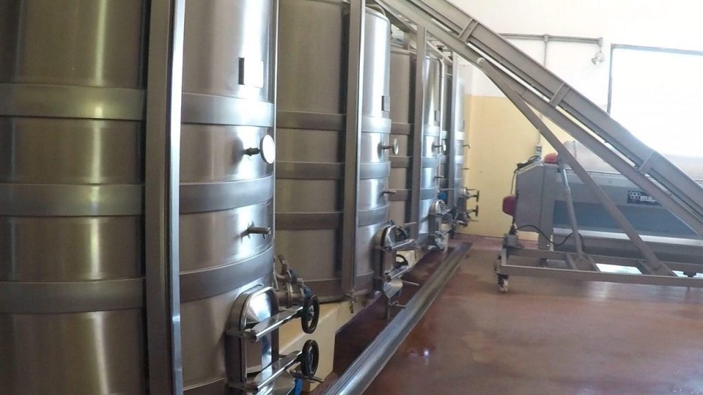 Tanques de inox para produção de vinho Bodega Bouza - Vinicola em Montevideu